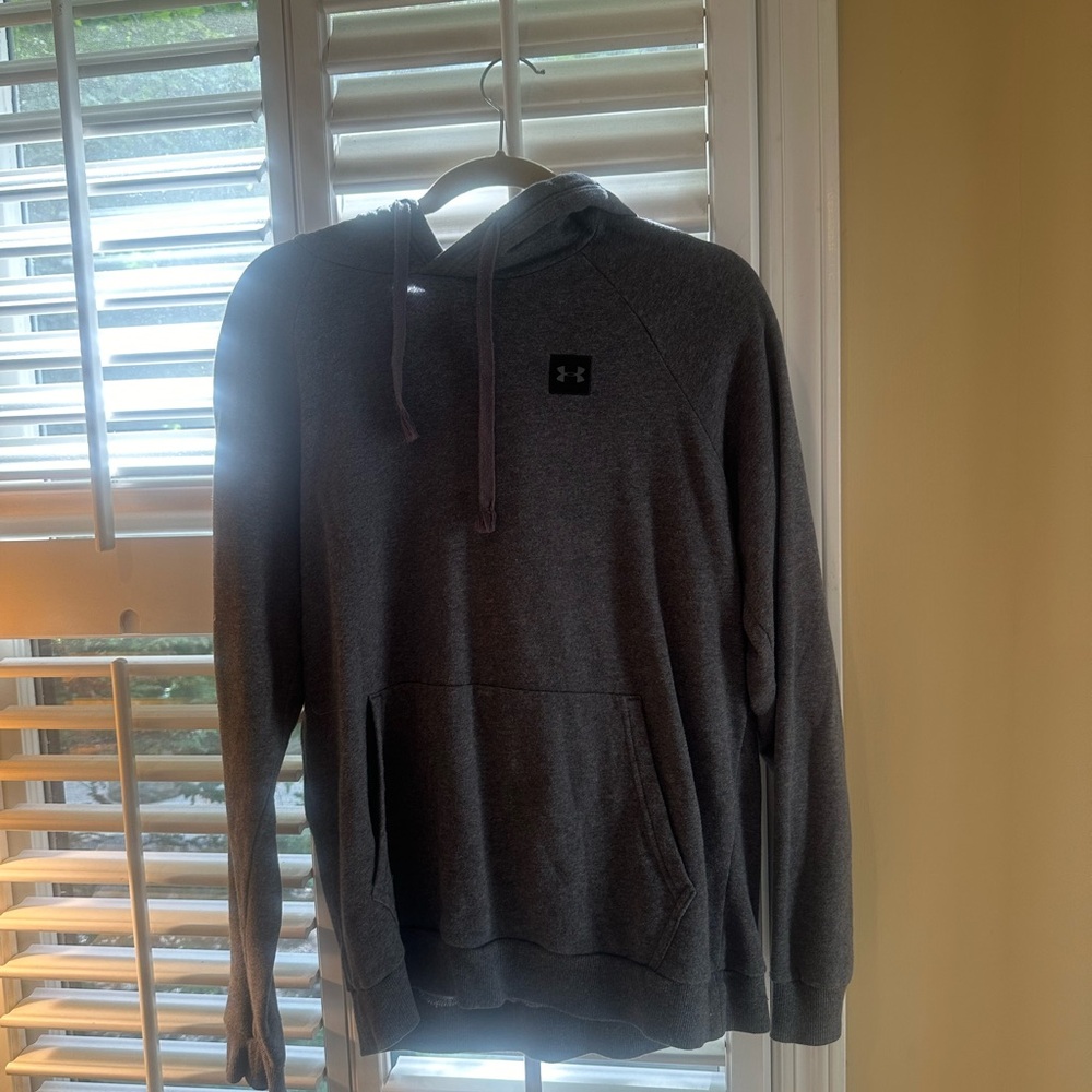 Size medium under armor hoodie, barely worn